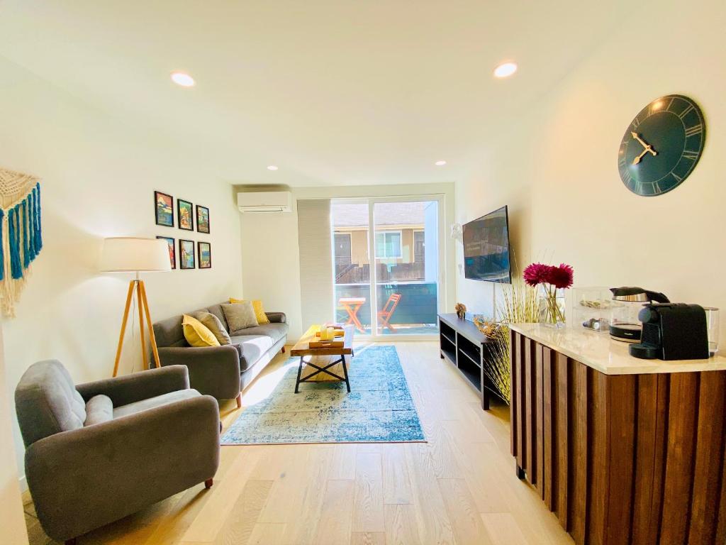Modern Ballard Townhouse - 92 Walkscore & Rooftop! photo 4