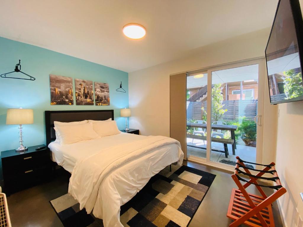 Modern Ballard Townhouse - 92 Walkscore & Rooftop! photo 3