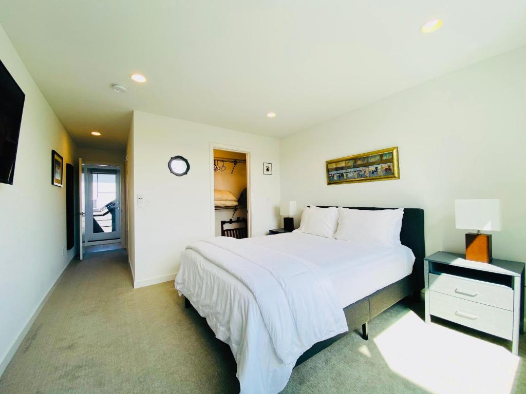 Modern Ballard Townhouse - 92 Walkscore & Rooftop! photo 2