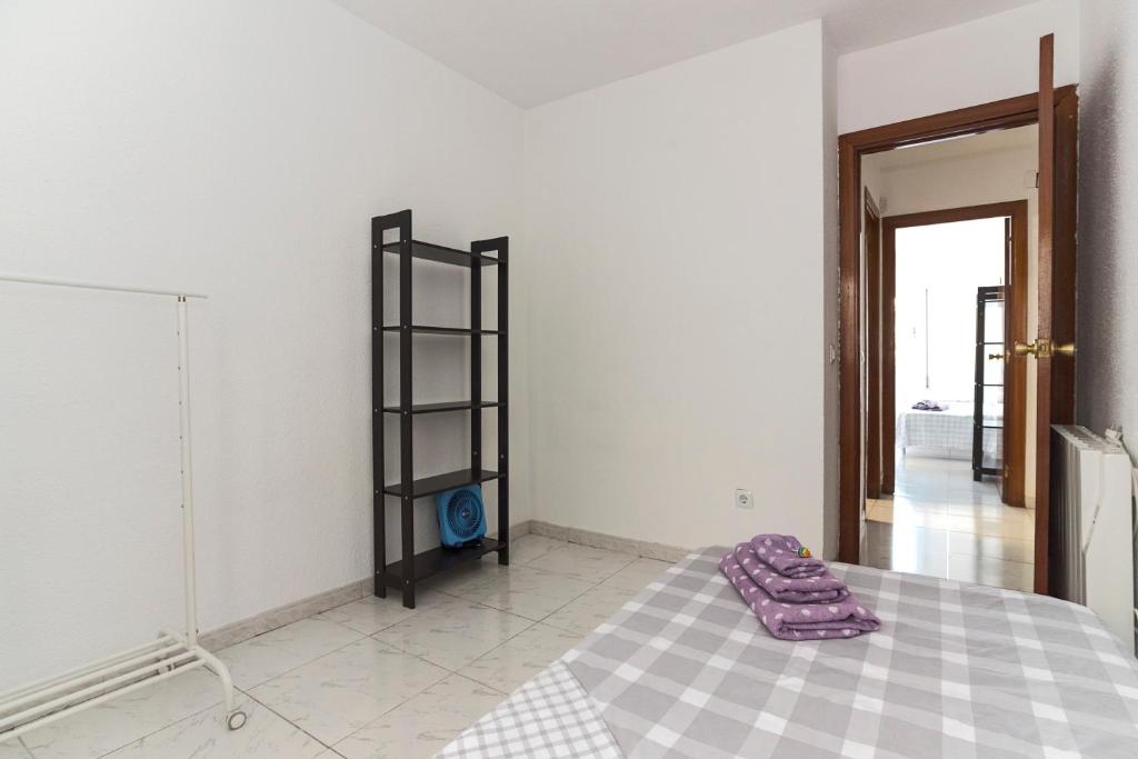 4 Bed-Sleeps 6-Garden-Balcony-Pets - Tap to explore photos