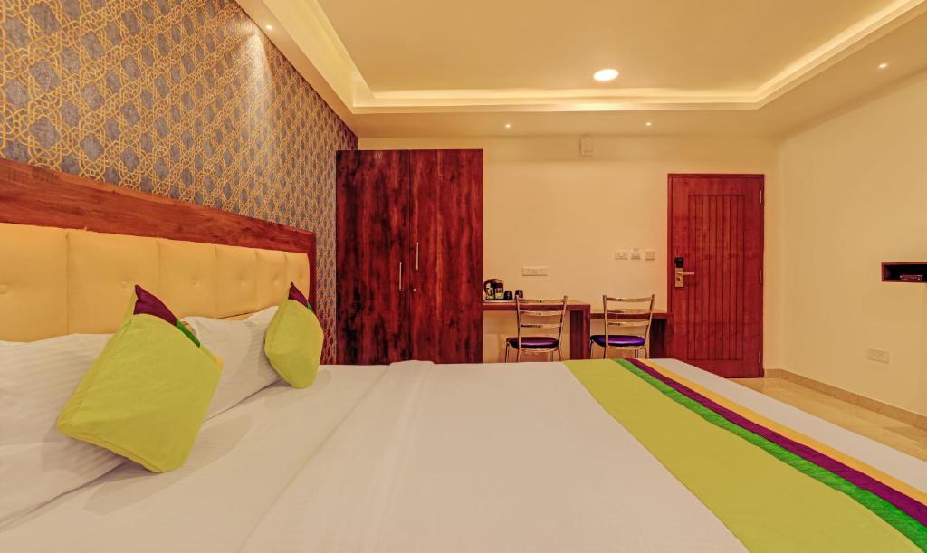 Двухместный ([Sanitized] Deluxe Double Room), Treebo Trend Ample Transit