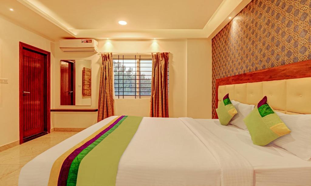 Двухместный ([Sanitized] Deluxe Double Room), Treebo Trend Ample Transit