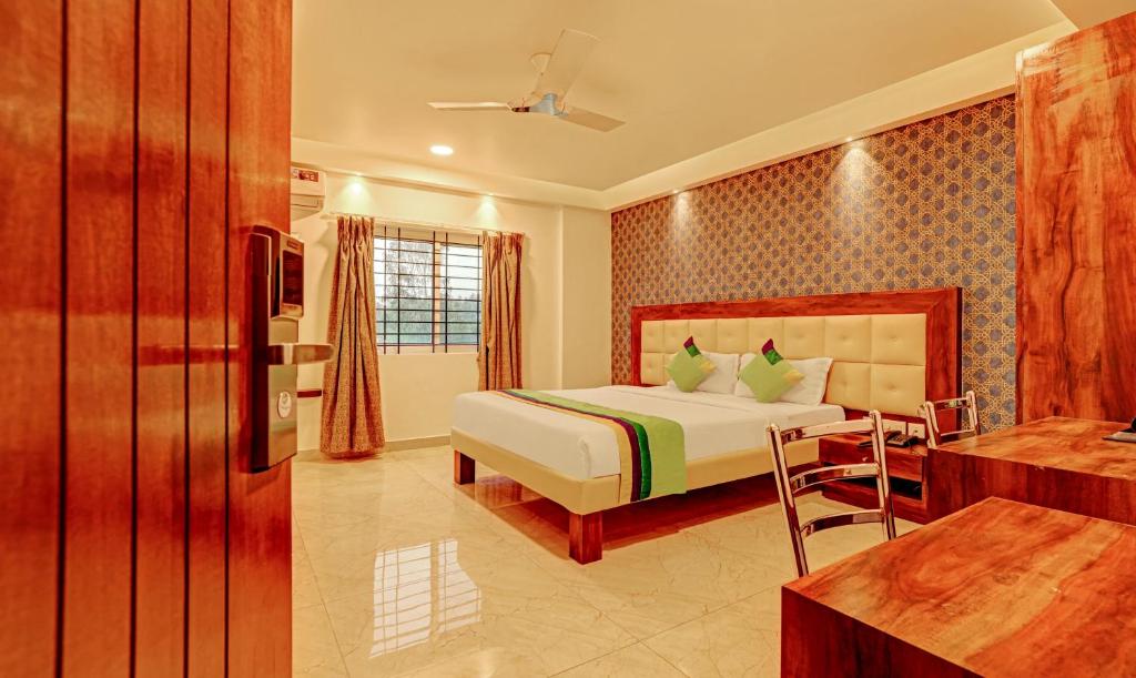 Двухместный ([Sanitized] Deluxe Double Room), Treebo Trend Ample Transit