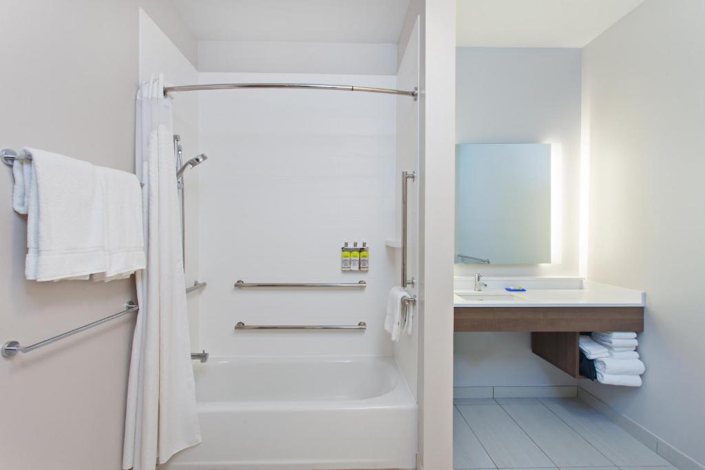Holiday Inn Express & Suites - Moses Lake, an IHG Hotel photo 2