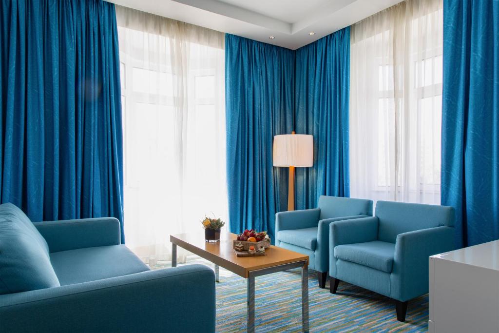 Сьюит (Полулюкс с правом посещения лаунджа), Radisson Blu Hotel, Muscat