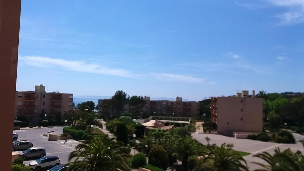 Studio a Bormes les Mimosas a 50 m de la plage avec vue sur la mer piscine partagee et balcon photo 3