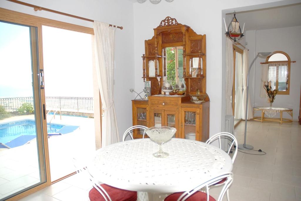 3 bedrooms villa with sea view private pool and enclosed garden at Peyia 3 km away from the beach photo 3