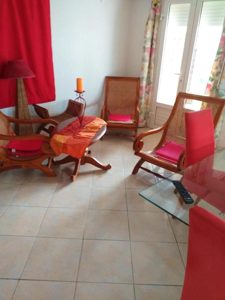 Studio avec vue sur la ville jardin et wifi a Goyave a 4 km de la plage photo 1