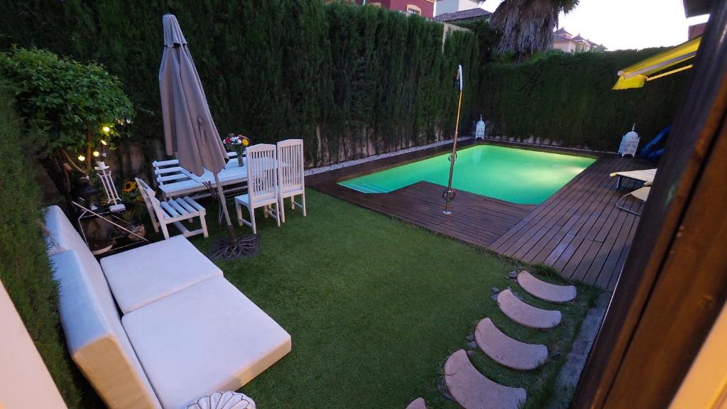 4 bedrooms villa with private pool enclosed garden and wifi at Tomares photo 4