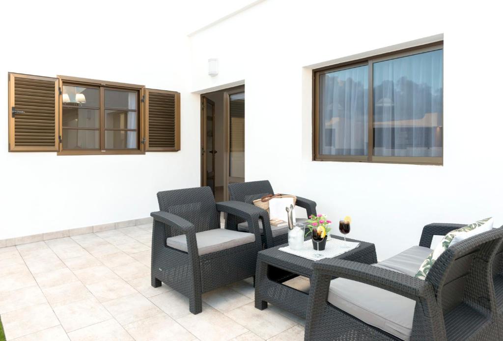3 bedrooms villa with private pool furnished terrace and wifi at Mancha Blanca 7 km away from the beach photo 4