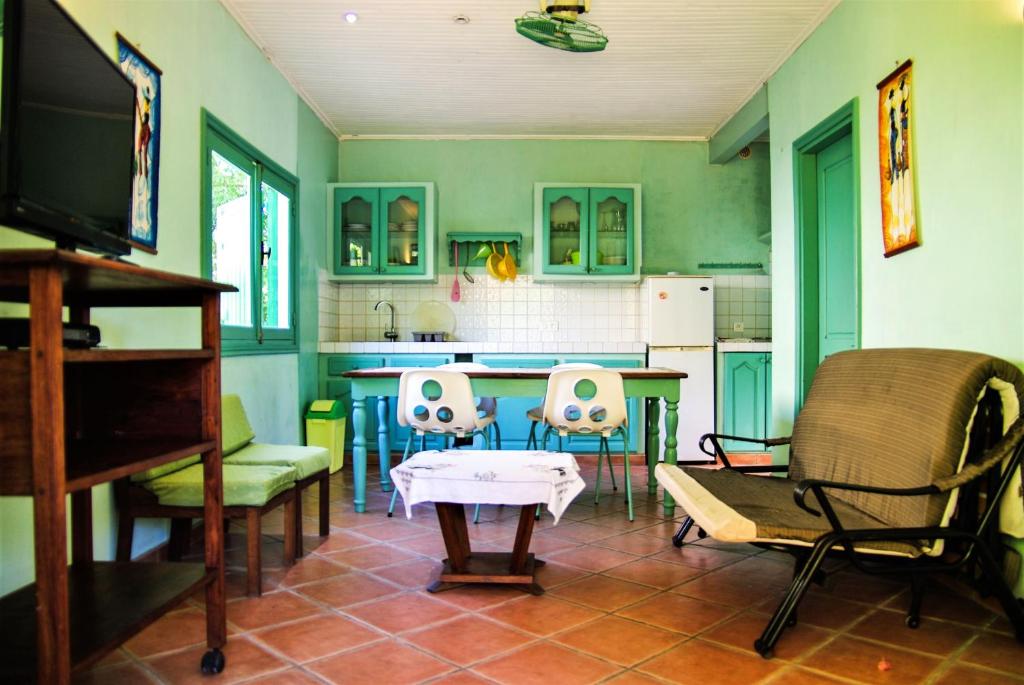 One bedroom house at Foulpointe Madagascar 10 m away from the beach with sea view enclosed garden and wifi photo 1