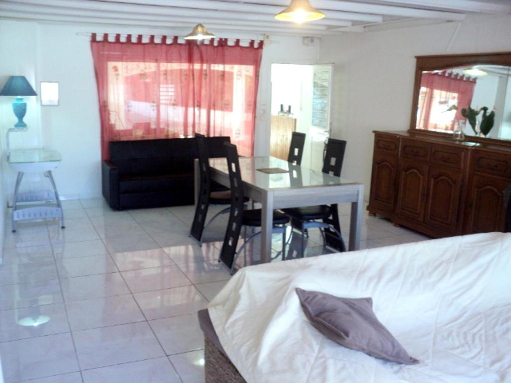 Appartement de 2 chambres avec piscine partagee jacuzzi et jardin clos a Bois De Nefles Saint Paul photo 3