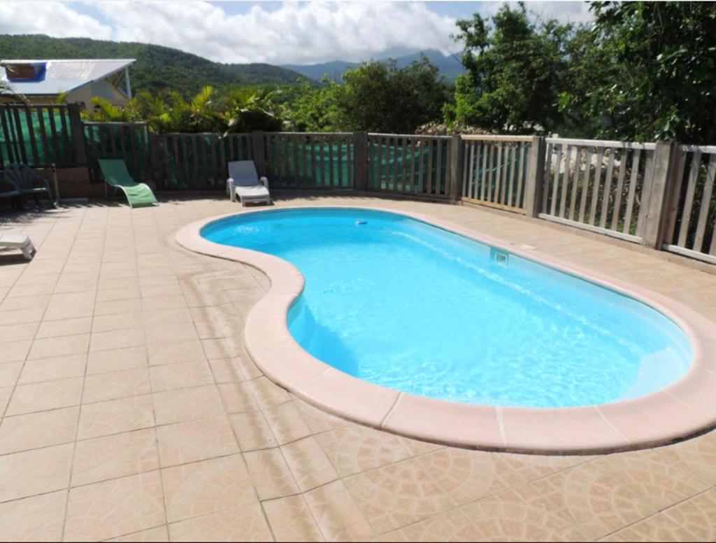 Chalet d'une chambre avec piscine partagee jardin et wifi a Bouillante a 1 km de la plage photo 1