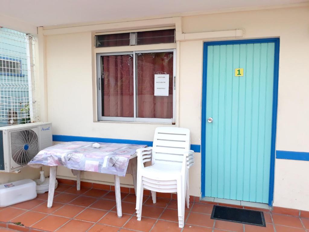 Studio a Trois ilets a 20 m de la plage avec piscine partagee jardin clos et wifi photo 3