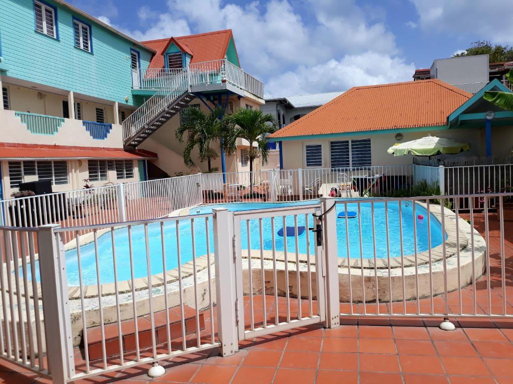 Studio a Trois ilets a 20 m de la plage avec piscine partagee jardin clos et wifi photo 1