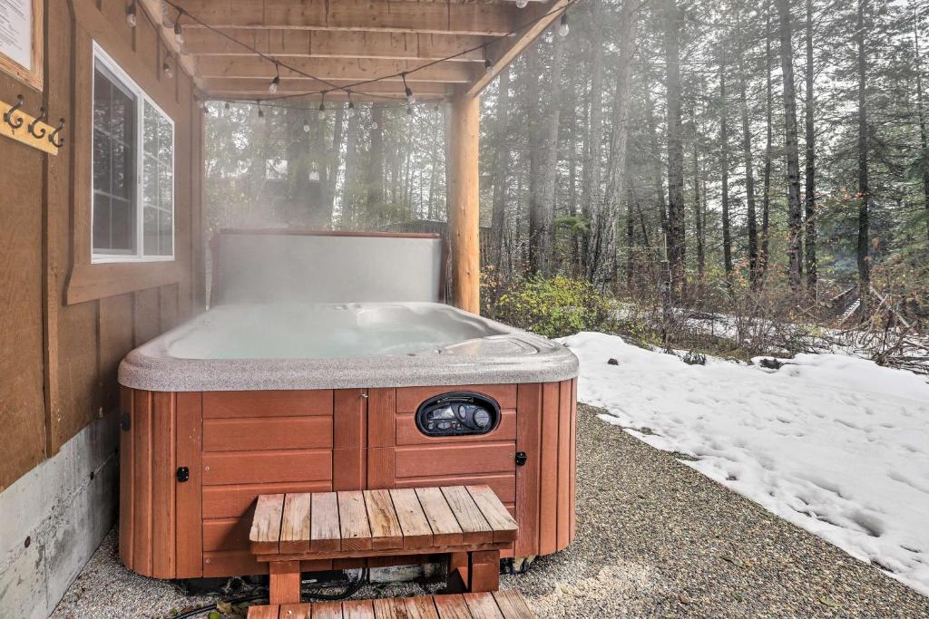 Beautiful Leavenworth Cabin Getaway with Hot Tub! photo 1