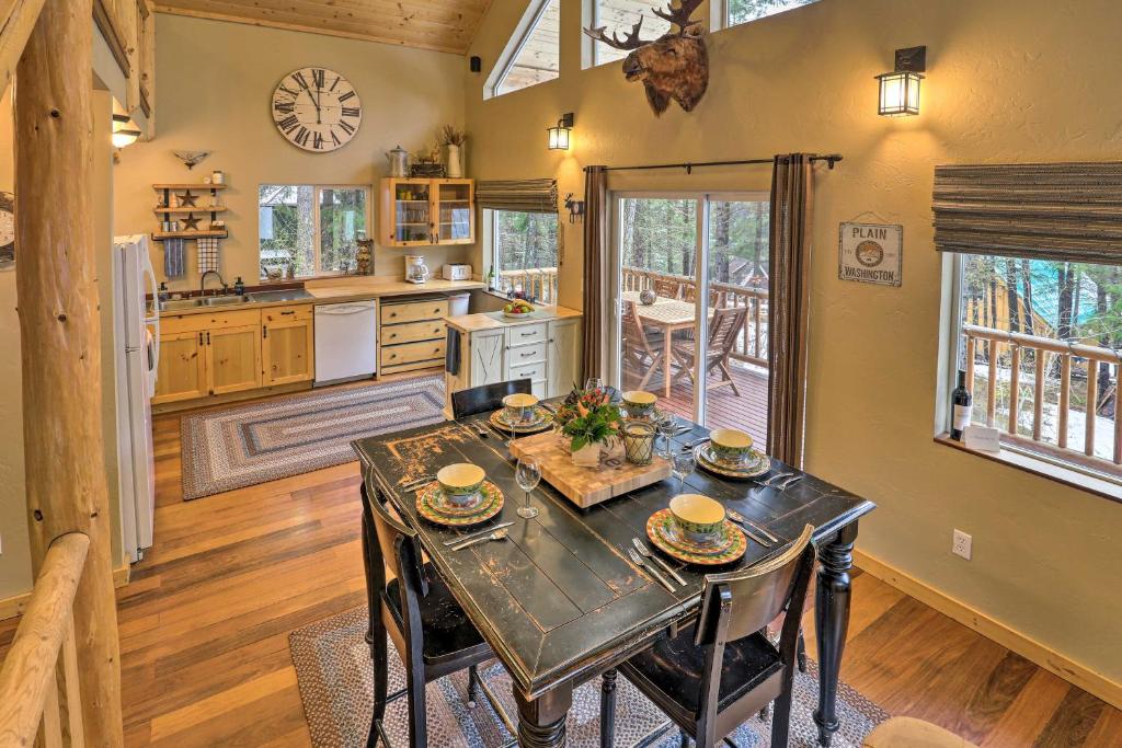 Beautiful Leavenworth Cabin Getaway with Hot Tub! photo 4