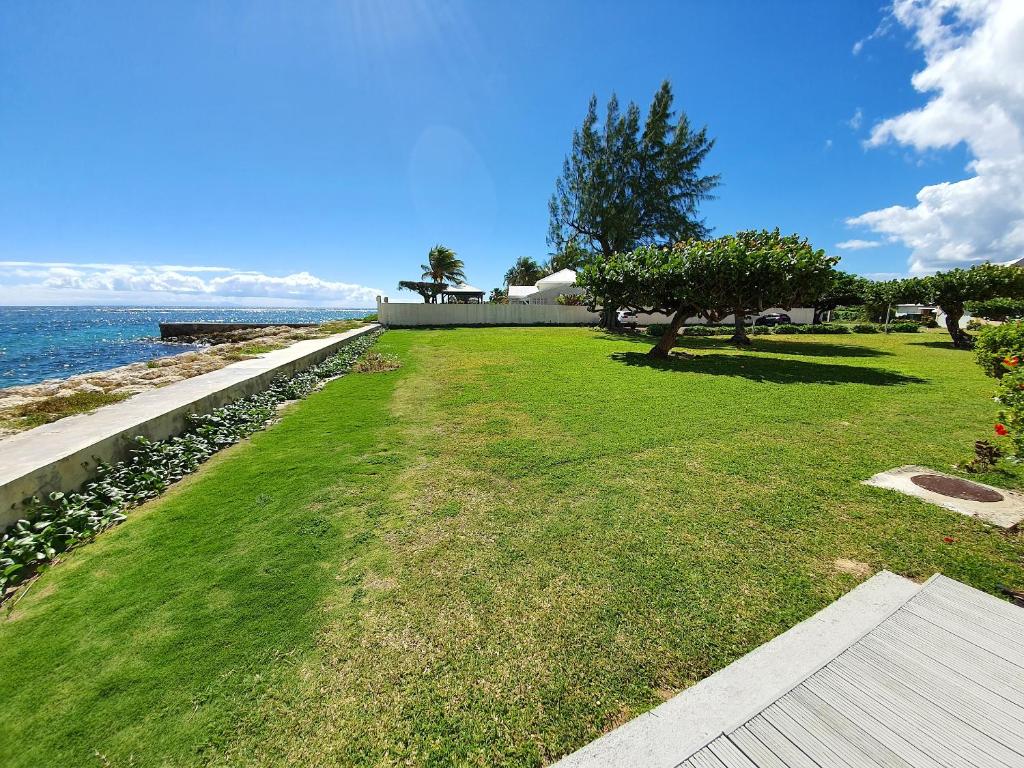 Appartement d'une chambre a Sainte Anne a 3 m de la plage avec vue sur la mer jardin clos et wifi