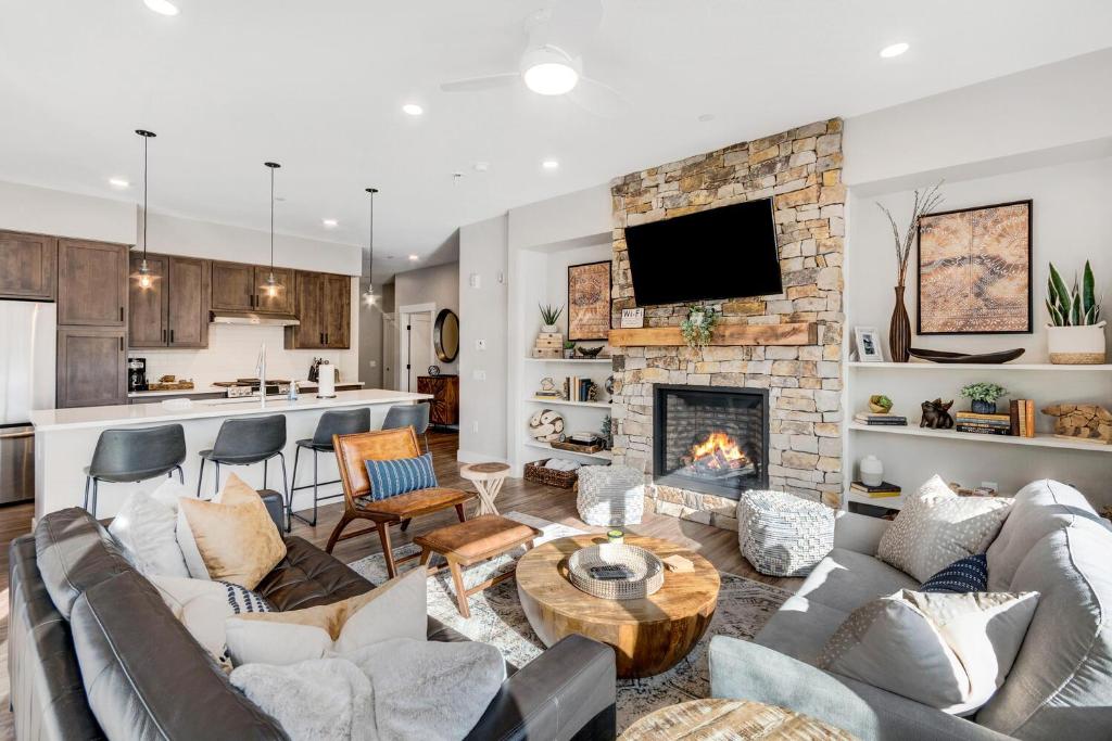 New Luxury Loft #101 - Large Hot Tub & Great Views - 500 Dollars Of FREE Activities & Equipment Rentals Daily