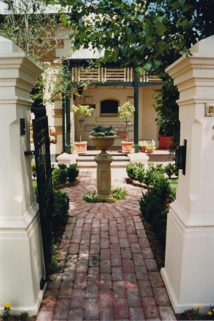 Water Bay Villa Bed & Breakfast photo 2