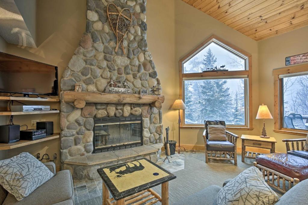 Comfy Lutsen Mountain Villa with Balcony and Grill photo 3