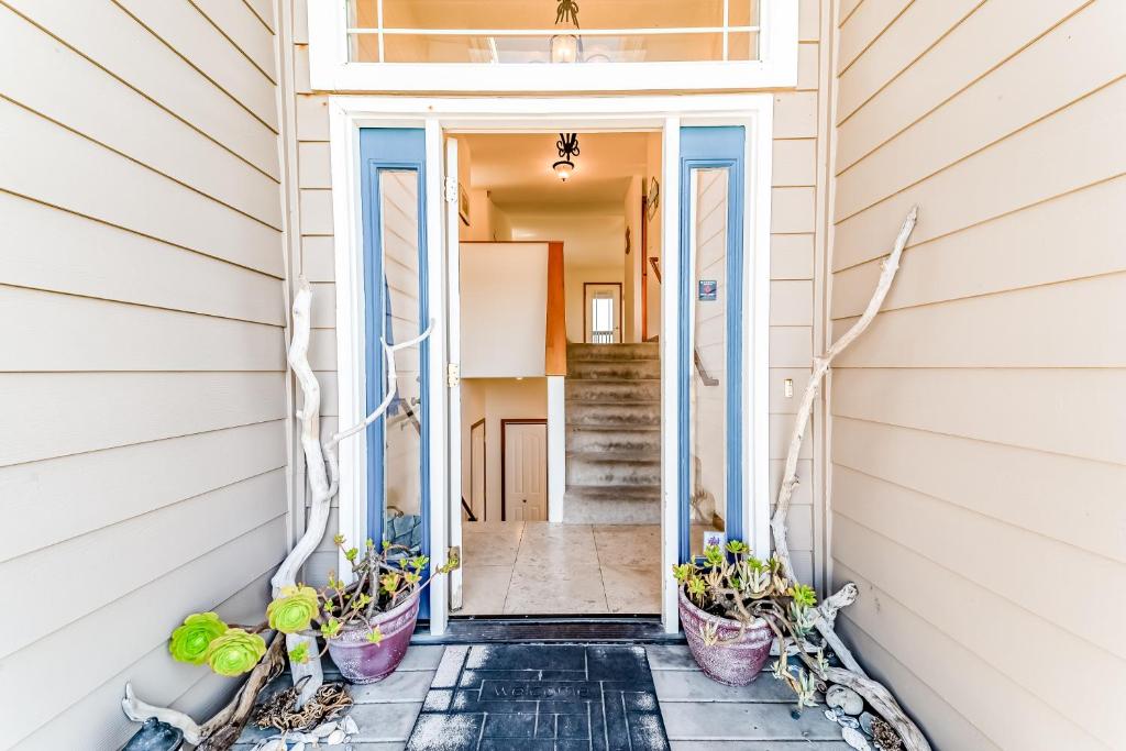 Crescent City Beach House photo 2