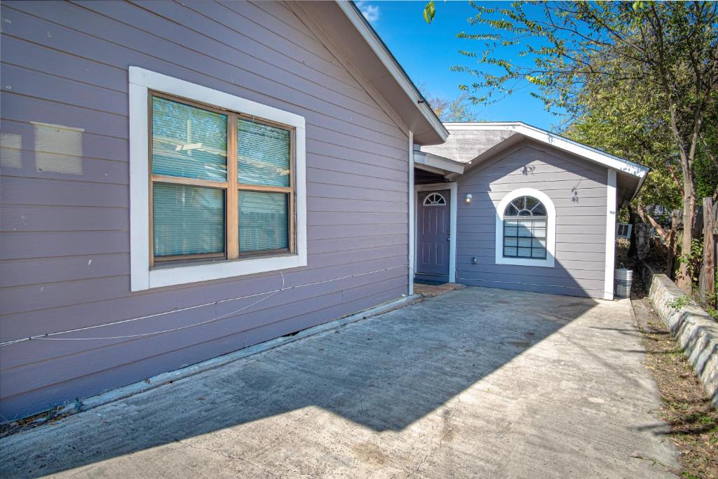 Remodeled Guest House Near Downtown/military Base image
