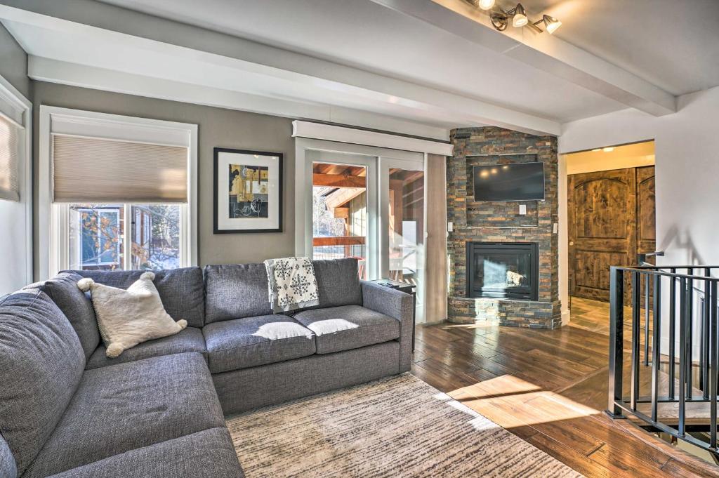 Ski-In and Out Snowmass Condo with Community Hot Tub! photo 4