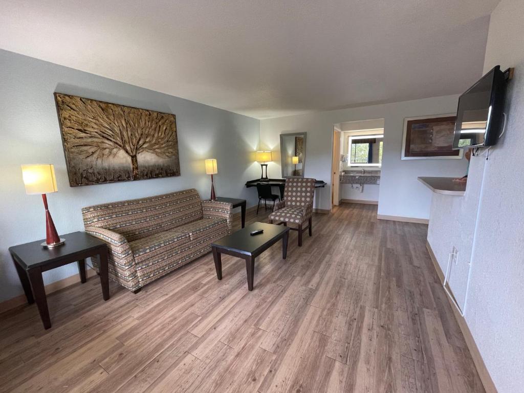 Tricove Inn & Suites photo 2