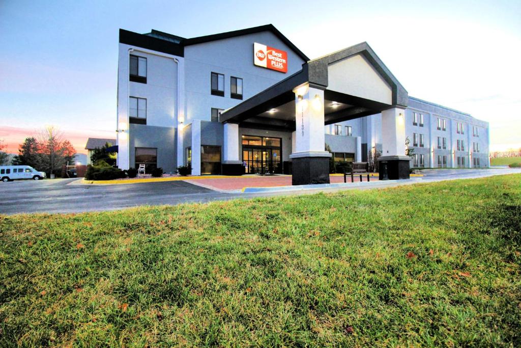 Best Western Plus Kansas City Airport - KCI East image