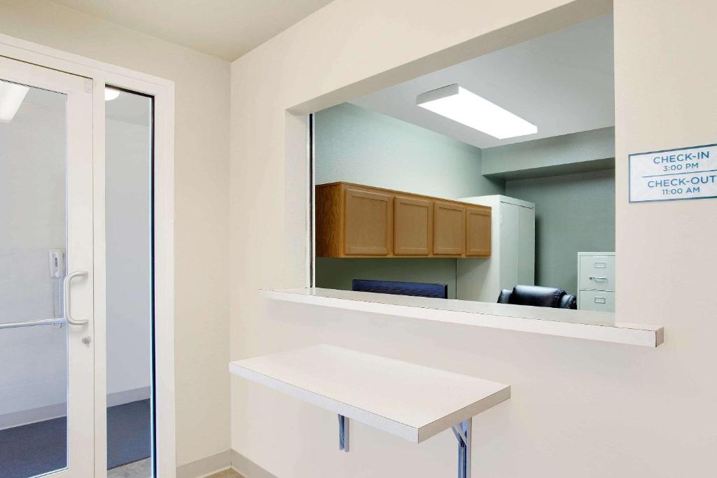 WoodSpring Suites Baton Rouge East I-12 photo 3