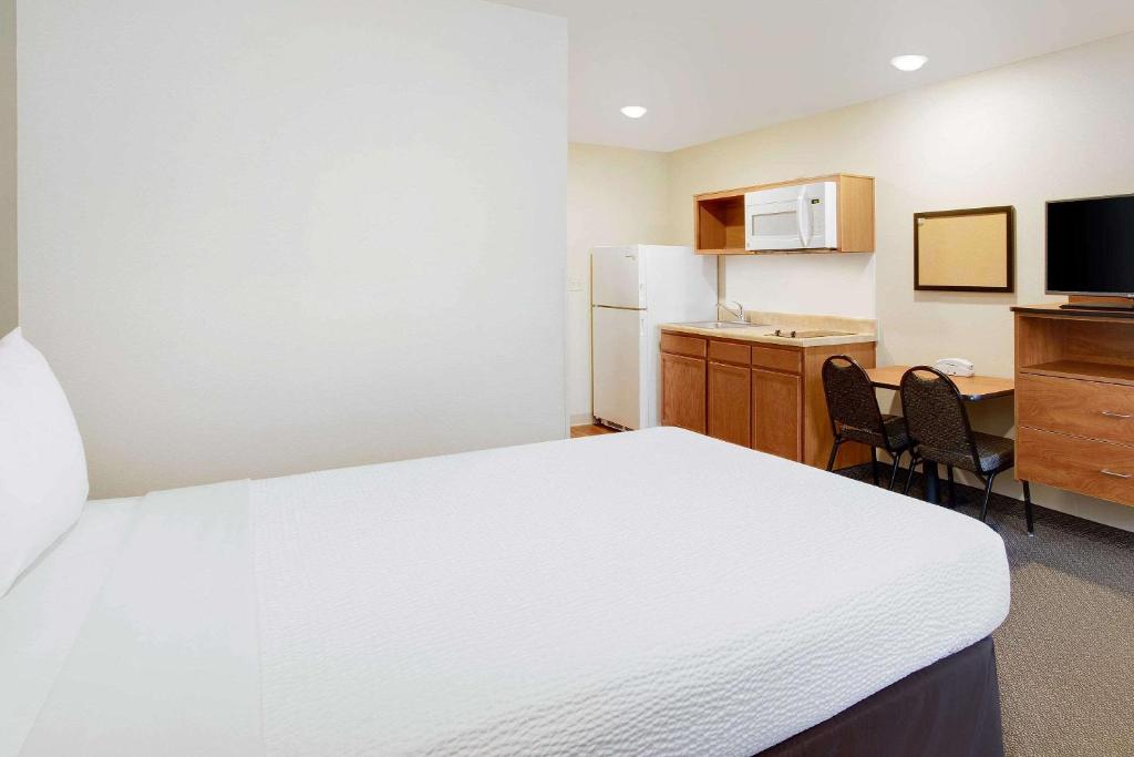 WoodSpring Suites Virginia Beach photo 2