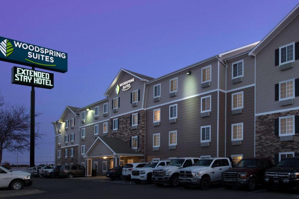 WoodSpring Suites Midland photo 2