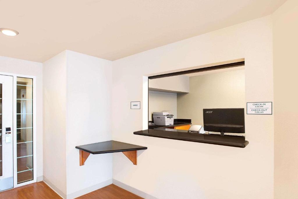 WoodSpring Suites College Station photo 4