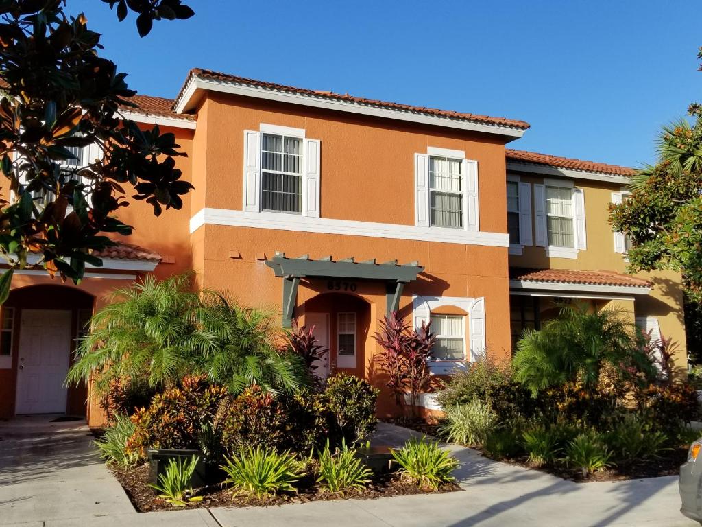 Gated Emerald island resort townhome, Overlook Pool, 3 miles to Disney, rent by owner image