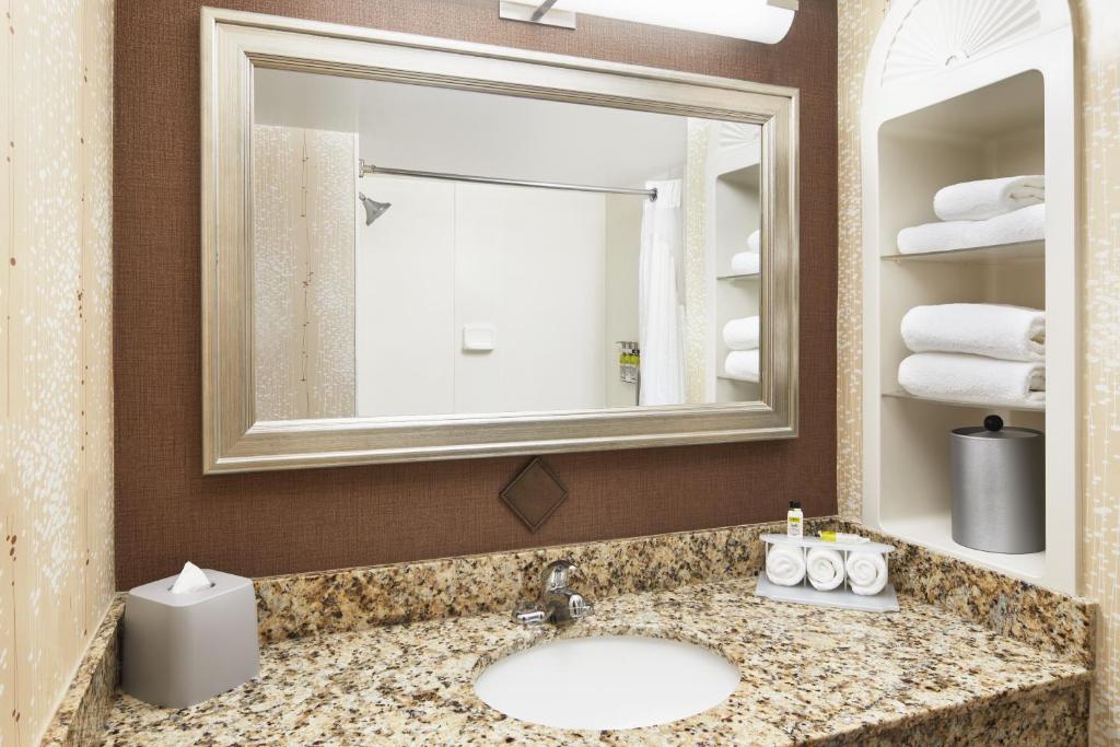 Holiday Inn Express & Suites I-26 & Us 29 At Westgate Mall, an IHG Hotel photo 1