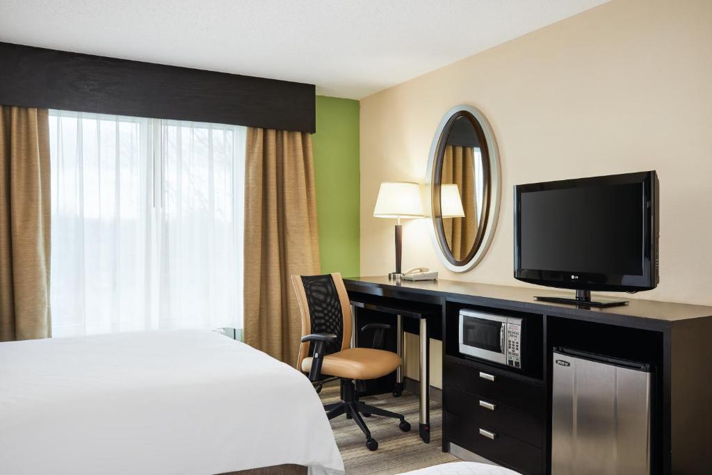 Holiday Inn Express & Suites I-26 & Us 29 At Westgate Mall, an IHG Hotel photo 3
