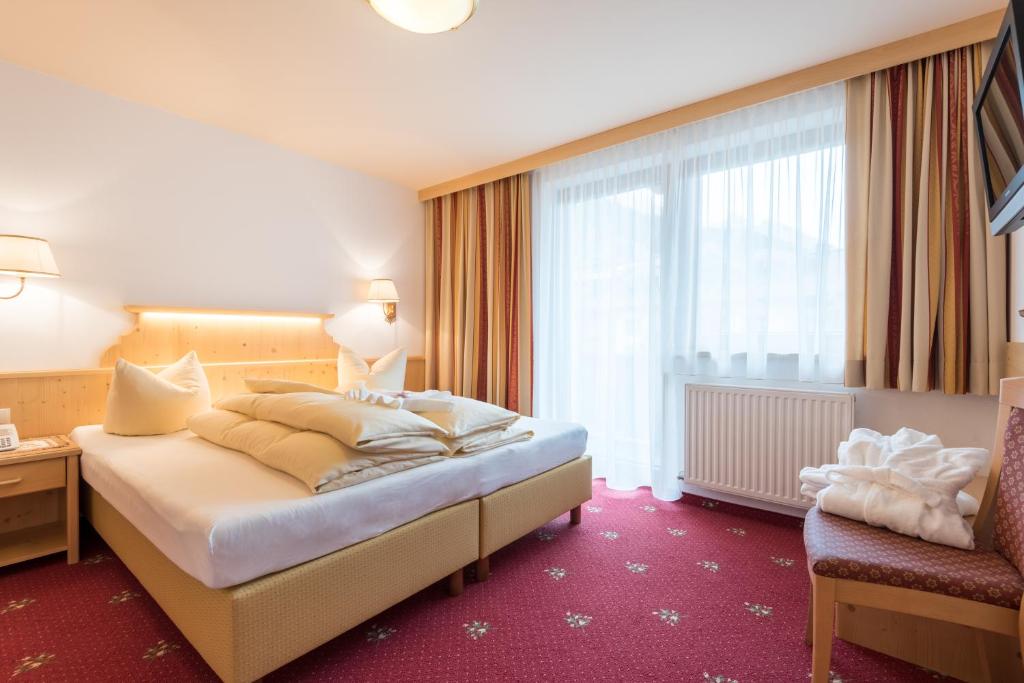 Hotel Pinzger Room Type - Family Two-Bedroom Apartment with View Hotel Pinzger Room Type - Family Two-Bedroom Apartment with View