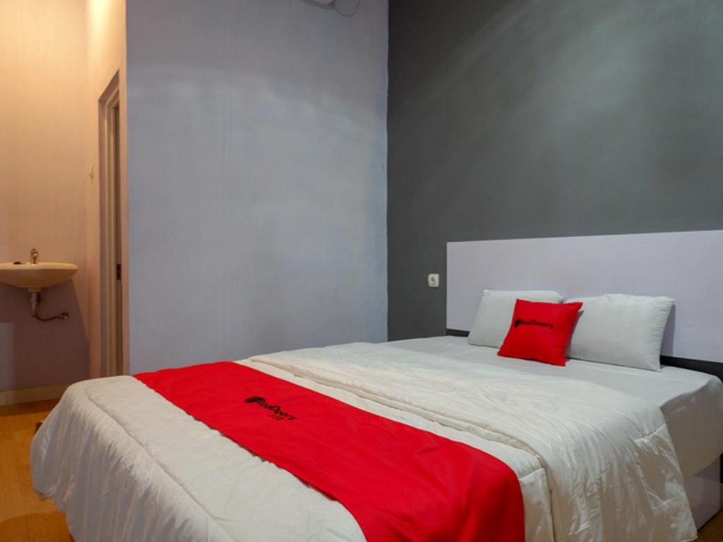 RedDoorz near Pasar Batang, Batang
