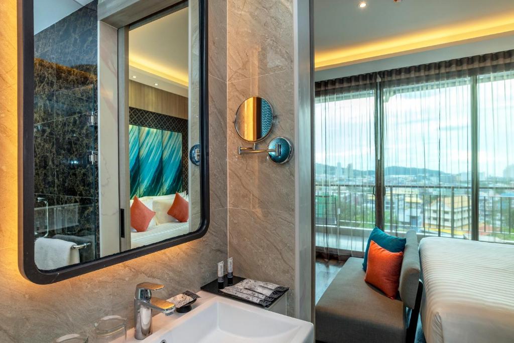 Двухместный (Двухместный номер Делюкс с 1 кроватью и балконом), SKYVIEW Resort Phuket Patong Beach