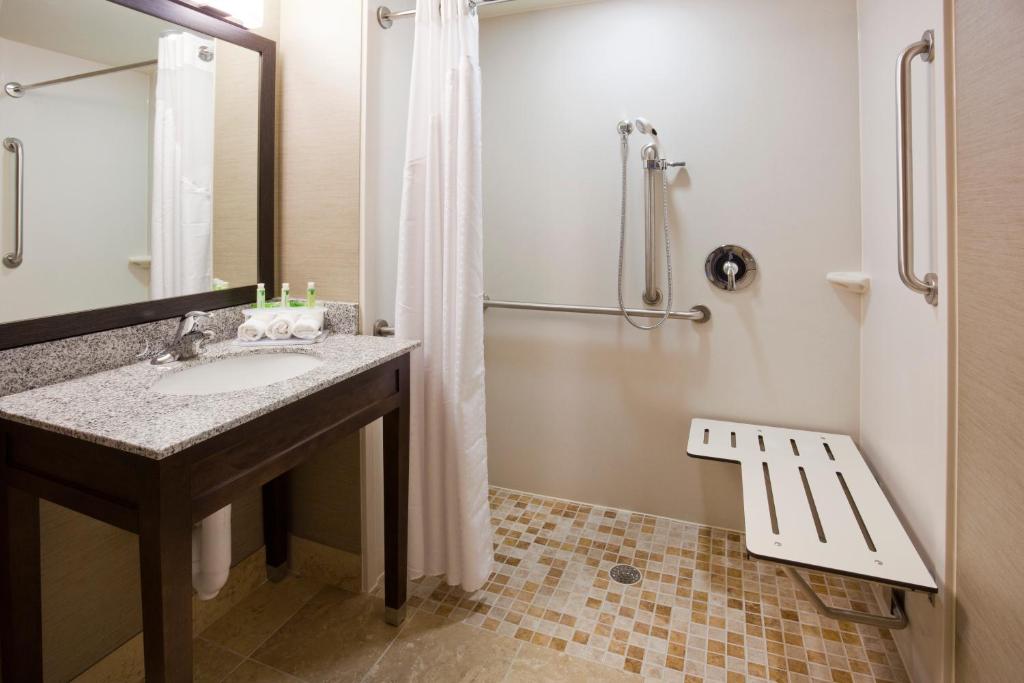 Holiday Inn Express & Suites Willmar, an IHG Hotel photo 1