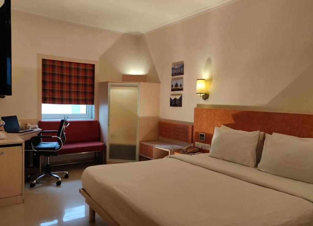 Двухместный (Улучшенный двухместный номер с 1 кроватью), Nirwana Hometel Jaipur- A Sarovar Hotel
