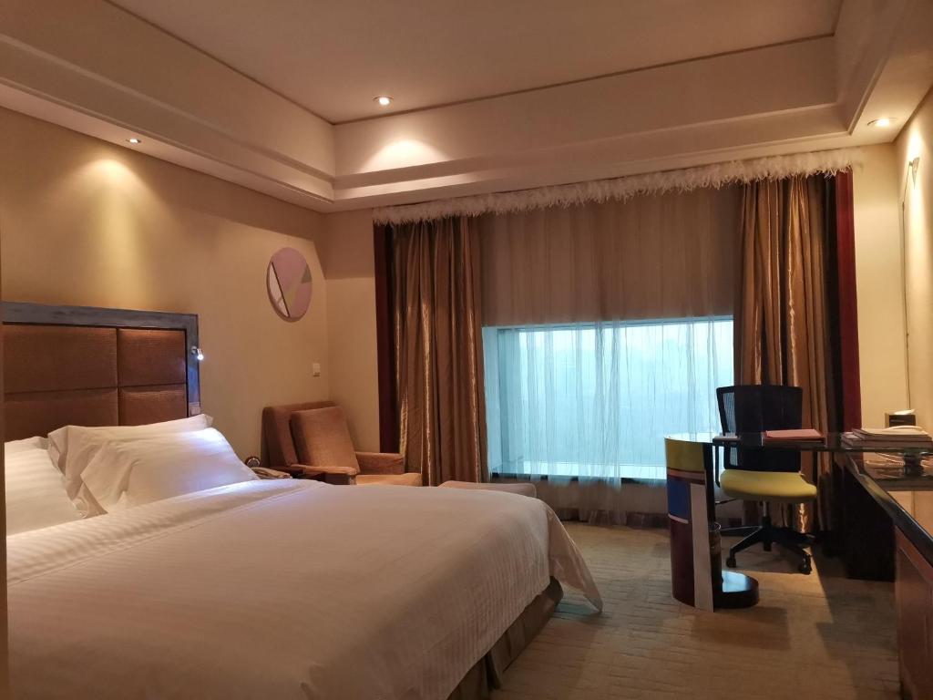 Двухместный (Улучшенный номер с кроватью размера «queen-size»), Daysun International Hotel