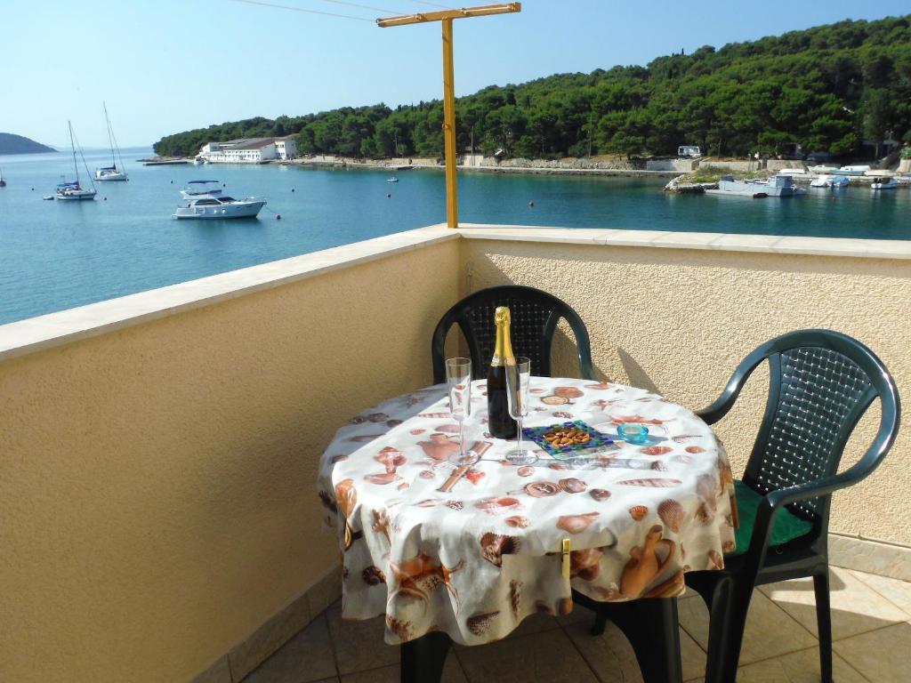 One bedroom appartement at Prvic Luka 1 m away from the beach with sea view furnished terrace and wifi photo 1