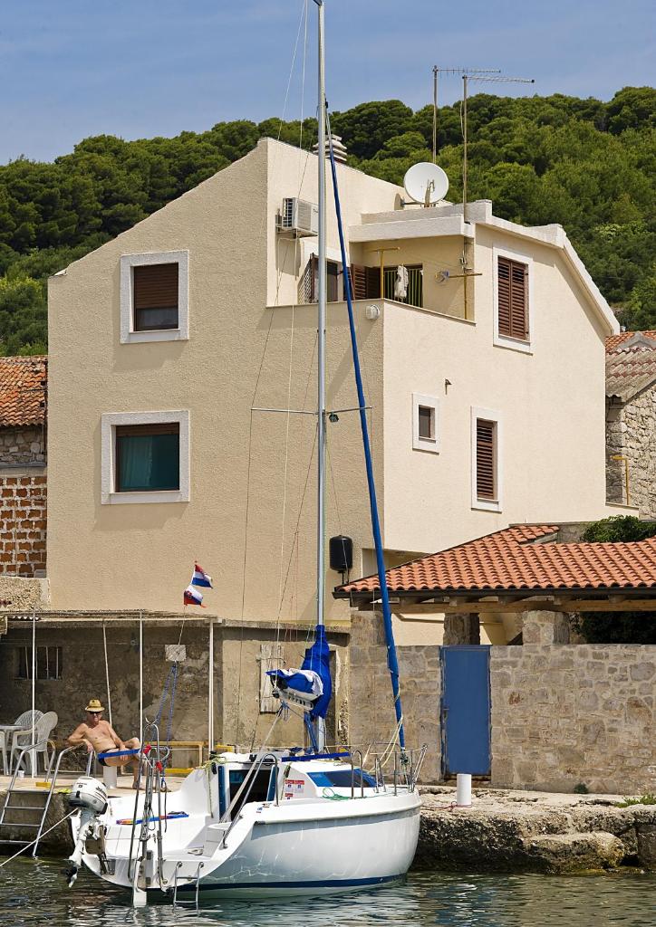 One bedroom appartement at Prvic Luka 1 m away from the beach with sea view furnished terrace and wifi photo 3
