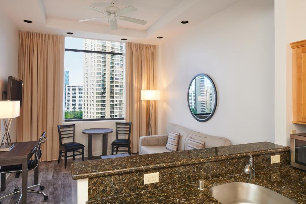 Четырехместный (Люкс с 1 спальней), Aqua Palms Waikiki