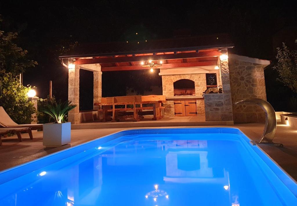 Amazing residence with NEW private pool,sauna,BBQ photo 3