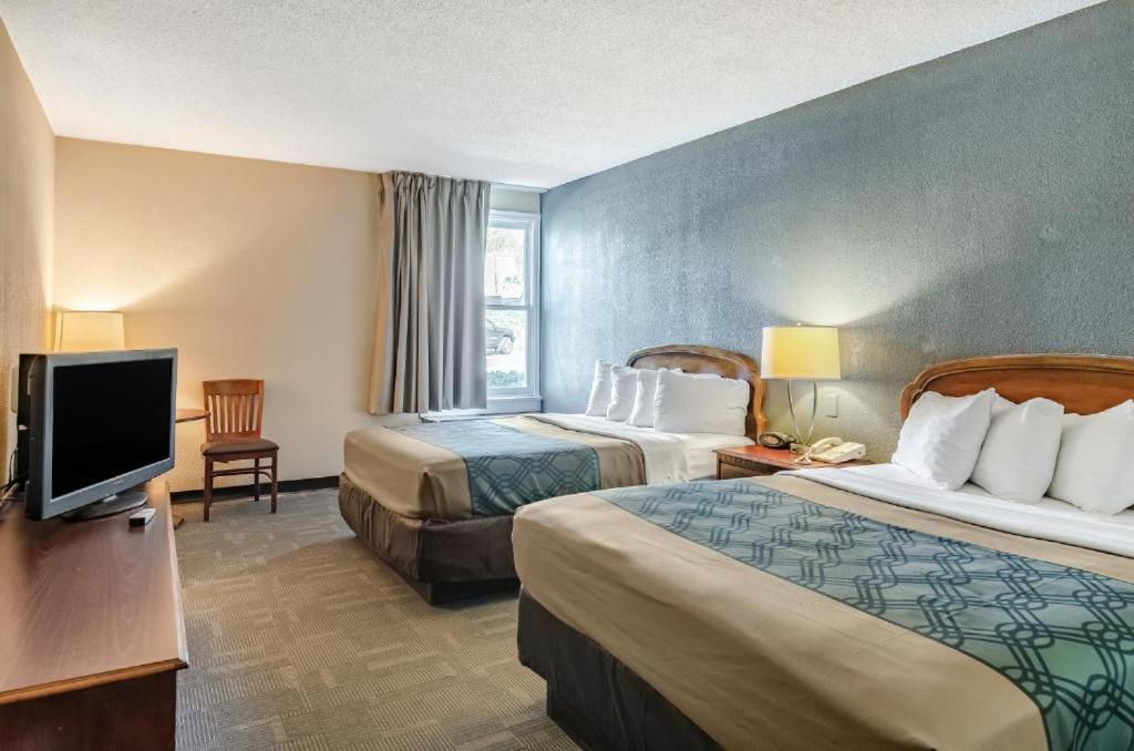 Econo Lodge Inn & Suites Radford-Blacksburg Area photo 1