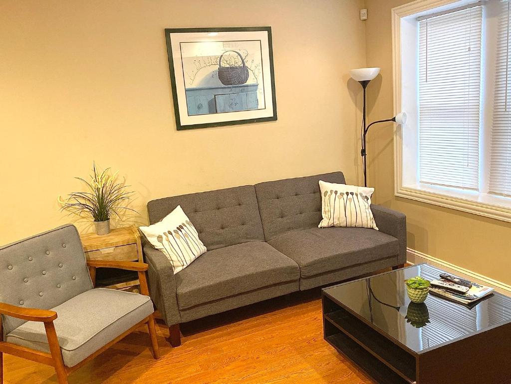 Entire Modern 2 Bedroom Apartment photo 4