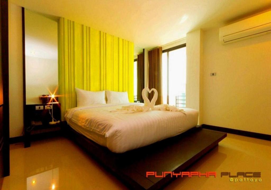 Двухместный (Двухместный номер Делюкс с 1 кроватью и балконом), Hotel Punyapha - 5 mins from Beach